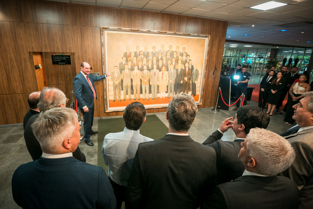 Deputado Mauro de Nadal (MDB) apresenta a obra que retrata os deputados constituintes de 1989

