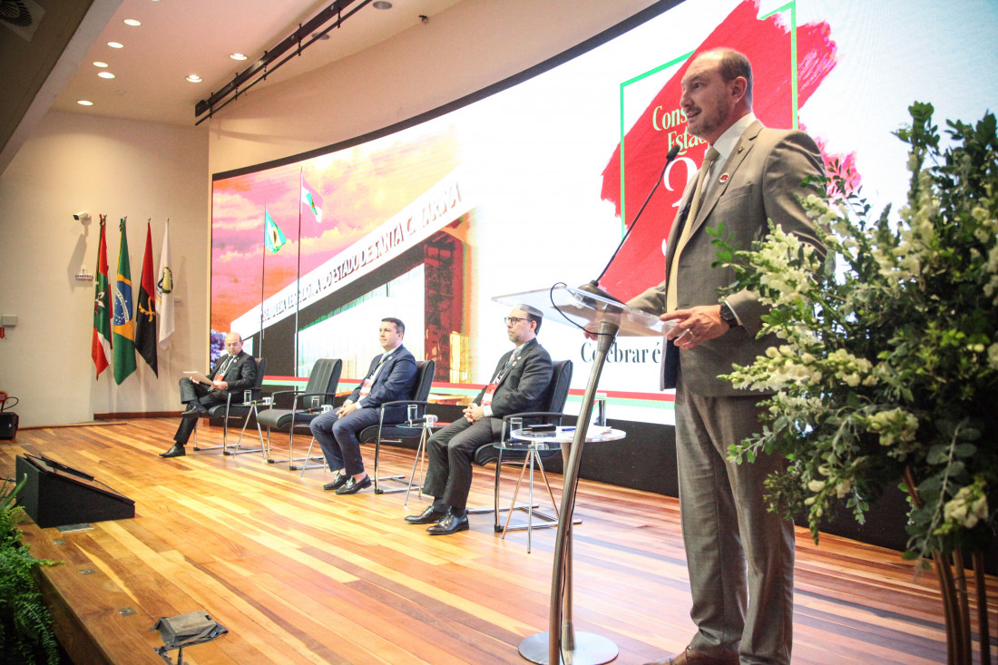  O evento reúne mais de mil inscritos e conta com a presença de autoridades, legisladores estaduais, representantes do Poder Judiciário, advogados e estudantes de Direito.
