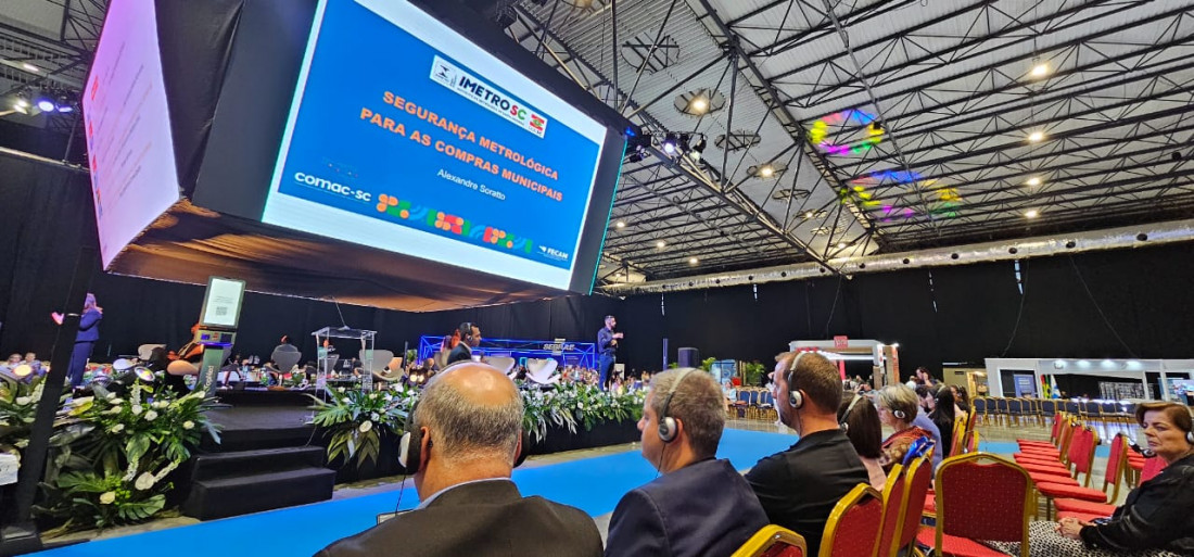 No Comac SC 2024, o presidente do Imetro de Santa Catarina, Alexandre Soratto, apresentou estratégias valiosas para prefeituras implementarem boas práticas nas compras públicas. Essas práticas podem economizar até 40% nos gastos, garantir a conformidade metrológica e promover licitações mais justas.