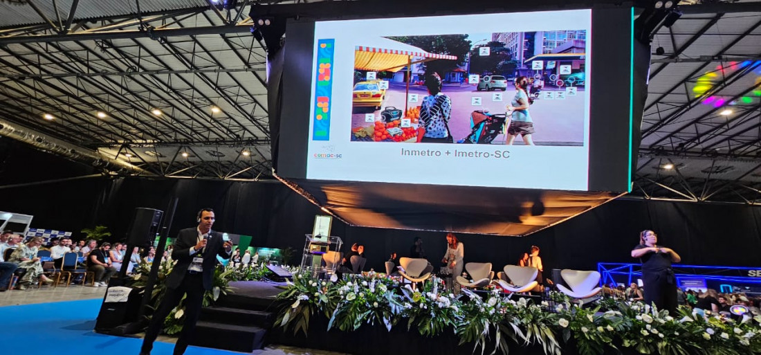 No Comac SC 2024, o presidente do Imetro de Santa Catarina, Alexandre Soratto, apresentou estratégias valiosas para prefeituras implementarem boas práticas nas compras públicas. Essas práticas podem economizar até 40% nos gastos, garantir a conformidade metrológica e promover licitações mais justas.
