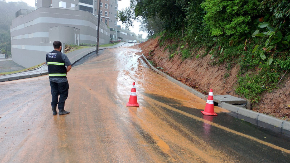 Uma nova onda de chuvas intensas atingiu Santa Catarina, trazendo fortes precipitações e resultando em alagamentos, deslizamentos e temporais em diversas regiões do estado