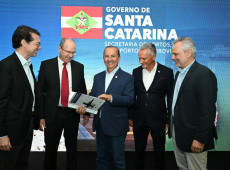 Bernardo Meyer, chefe de Gabinete da Reitoria da UFSC, Wellington Repette, coordenador do LabTrans; governador Jorginho Mello, secretário Ivan Amaral e o senador Beto Martins