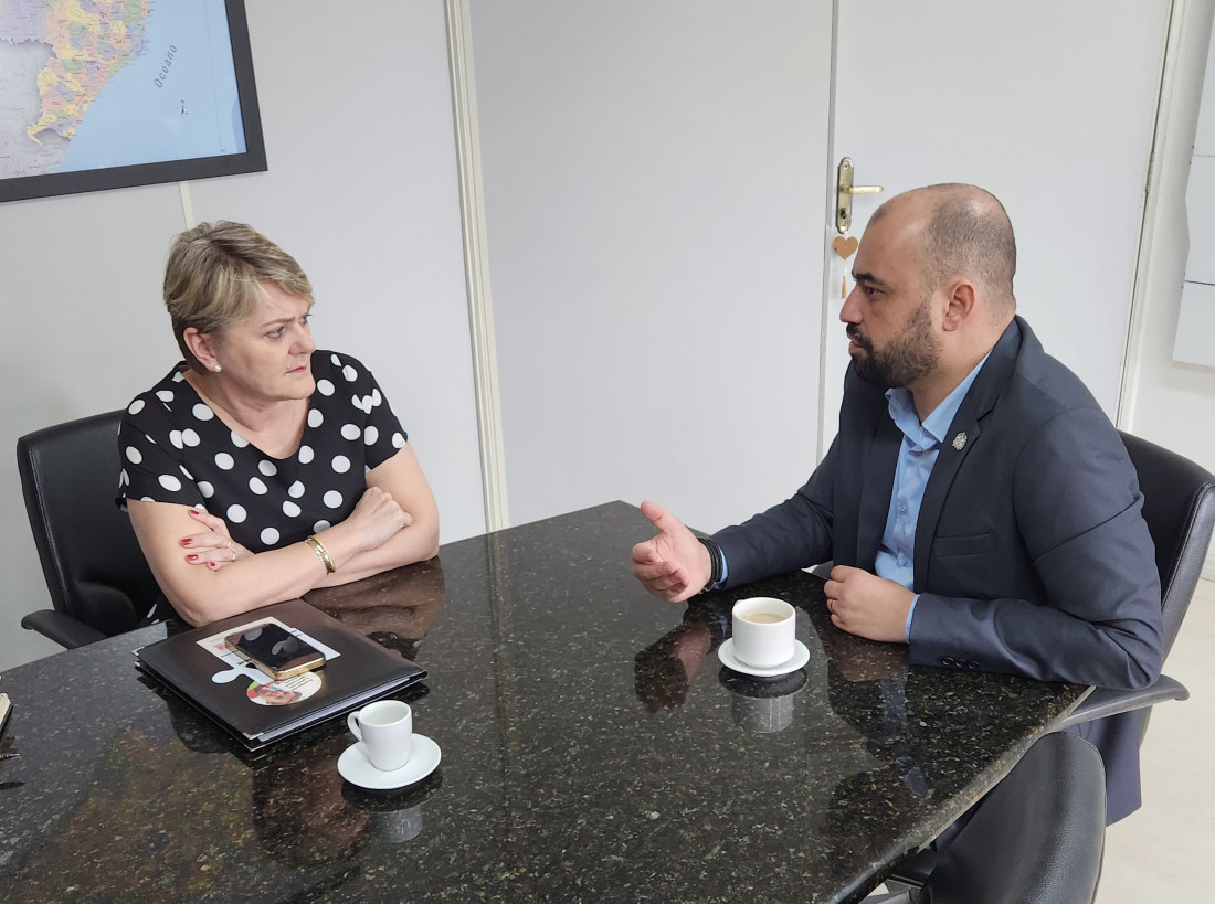 deputada Luciane Carminatti (PT) e o secretário de Estado da Saúde, Diogo Demarchi Silva,