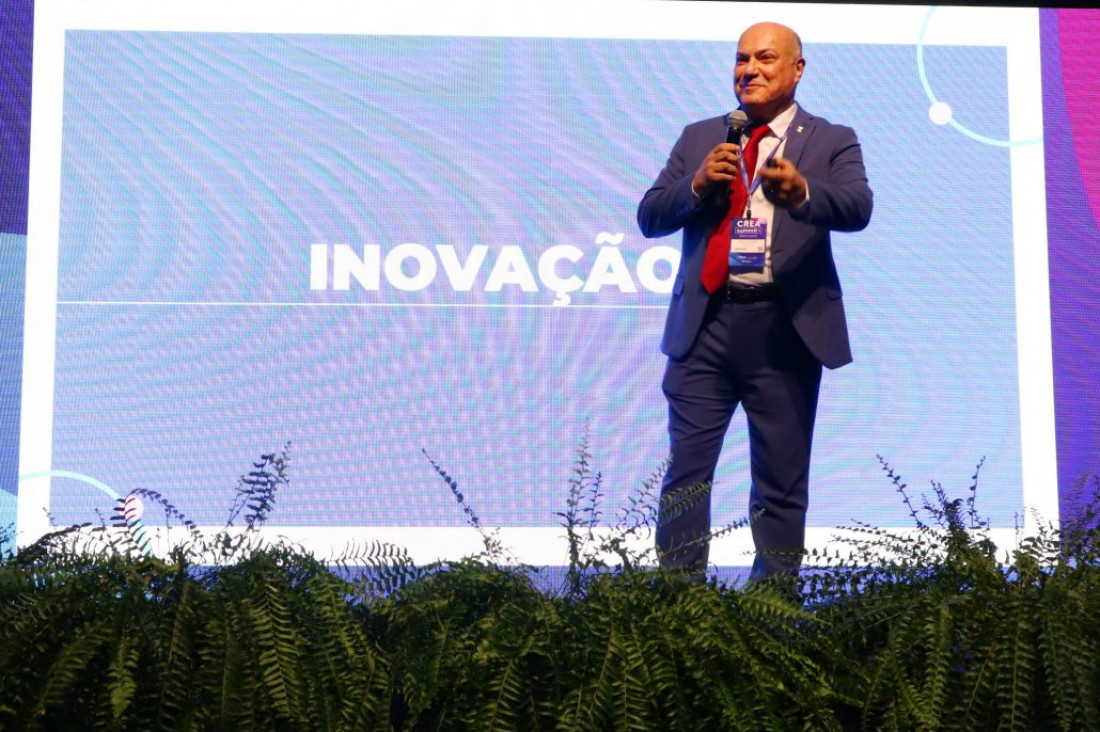 Presidente do Crea/SC,  Kita Xavier, em painel do Summit 2023