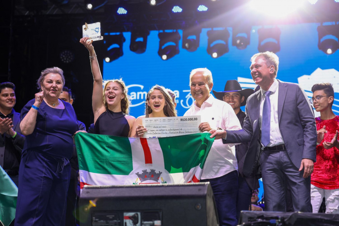 Ap&oacute;s percorrer 21 cidades do estado, o festival premiou Weslen Bachega (Vale do Itaja&iacute;) e a dupla Kyara e Tha&iacute;s (Oeste) como os grandes vencedores. Al&eacute;m dos pr&ecirc;mios em dinheiro, eles participar&atilde;o do espet&aacute;culo sertanejo da Camerata em 2024/2025.