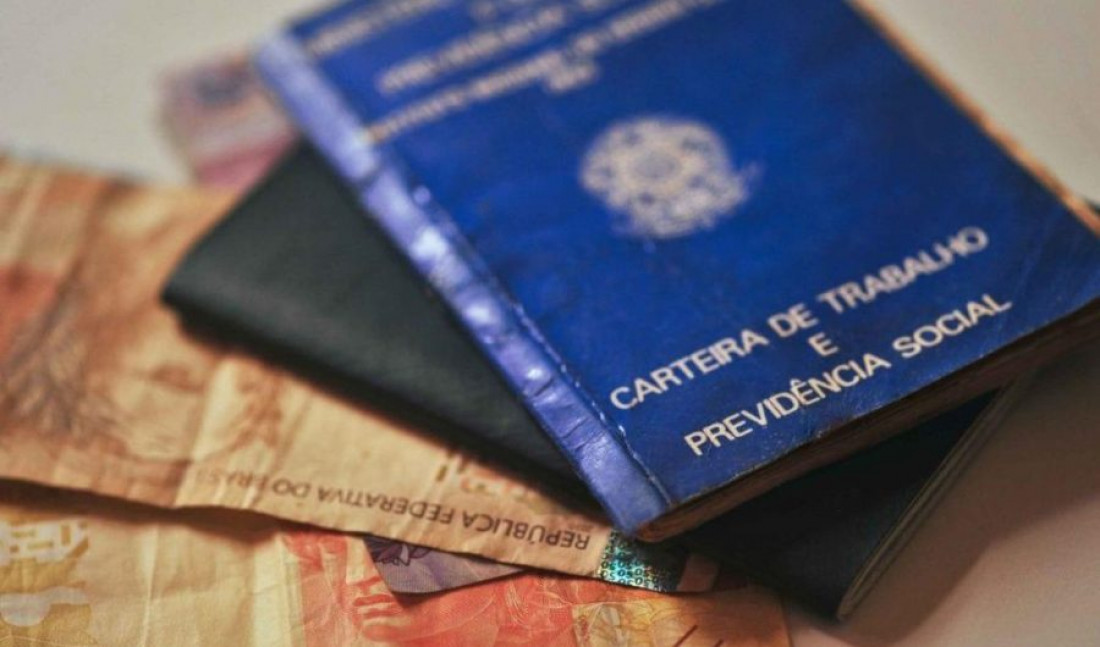 Esta posição da FCDL/SC critica a proposta de redução da jornada semanal de trabalho para 36 horas, argumentando que ela prejudicaria as empresas brasileiras e afetaria o mercado de trabalho.