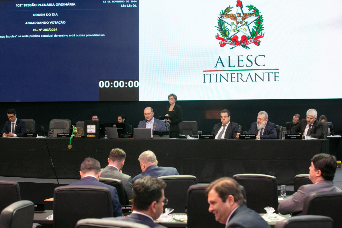 A sessão aconteceu em Lages, por meio do programa Alesc Itinerante