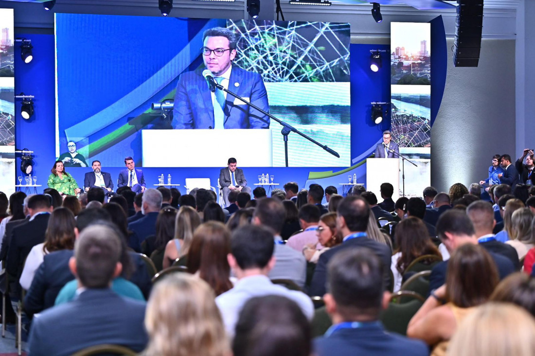 Advogado da Abralegal, Bruno Camargo, em palestra no evento