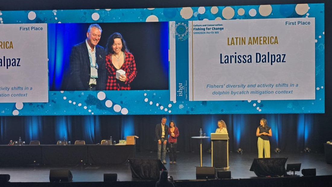 Larissa Dalpaz recebe premiação durante conferência na Austrália