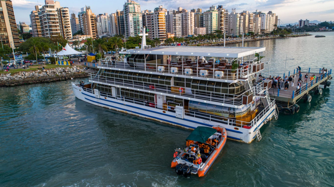 Um belo passeio de catamarã, pela orla da ilha de Florianópolis com jantar e música ao vivo está na programação.