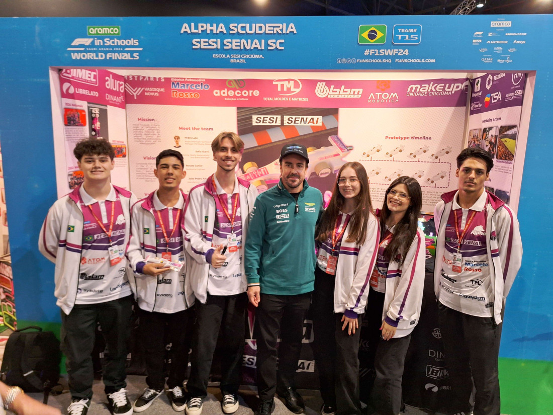 Alunos de SC representaram o Brasil; na foto, com o piloto espanhol Fernando Alonso