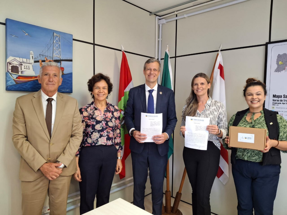 A partir da esquerda: Roberto Guglielmetto, Maria Aparecida Jerônimo, Cesar Pasold Júnior, Roberta Maas dos Anjos e Karla Zavaleta