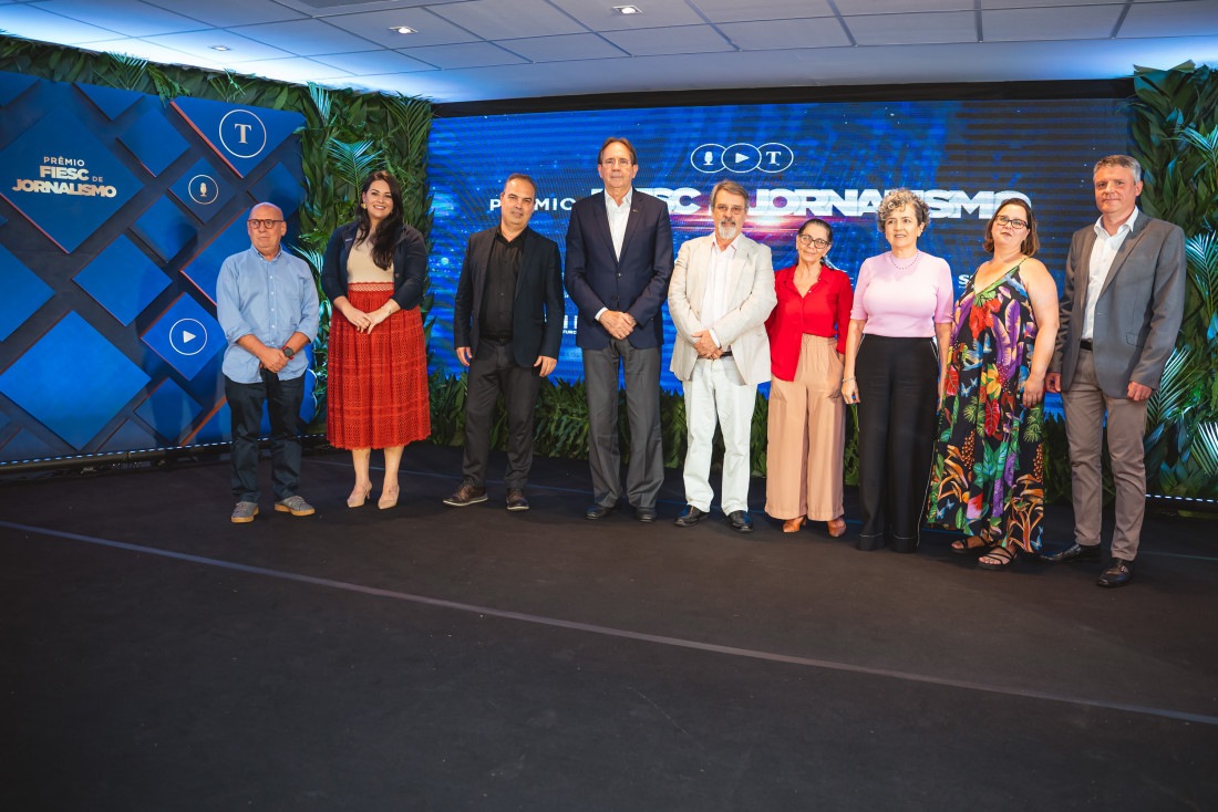 Representantes da comissão julgadora do Prêmio FIESC de Jornalismo 2024