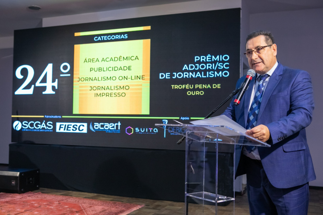 Presidente da Adjori/SC, José Roberto Deschamps, em pronunciamento na solenidade de entrega de troféus da 24ª edição do Prêmio Adjori/SC de Jornalismo
