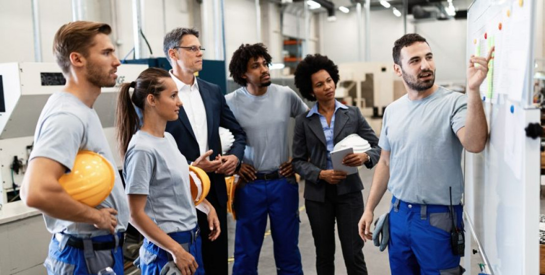 Com mais de 10,6 mil contratações em 2024, o estado se destaca como referência nacional na inclusão de jovens no mercado de trabalho