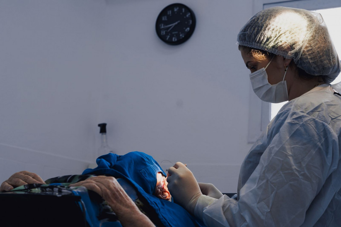 Santa Catarina apresenta a maior incidência de câncer de pele tipo melanoma no Brasil. A campanha Dezembro Laranja do Governo do Estado visa conscientizar, prevenir e tratar essa doença, com ações em hospitais da rede pública