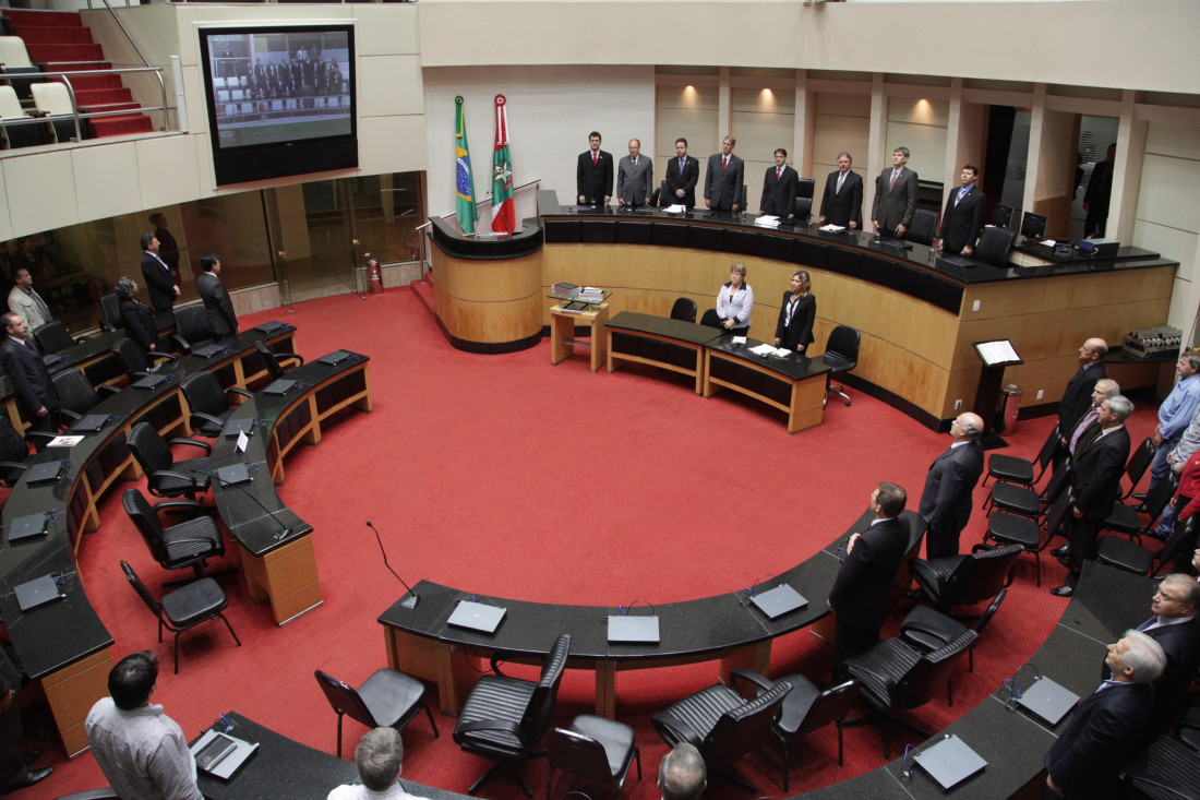 Durante a sessão da Alesc, membros do MDB e do PL discutiram sobre questões importantes para o desenvolvimento do estado