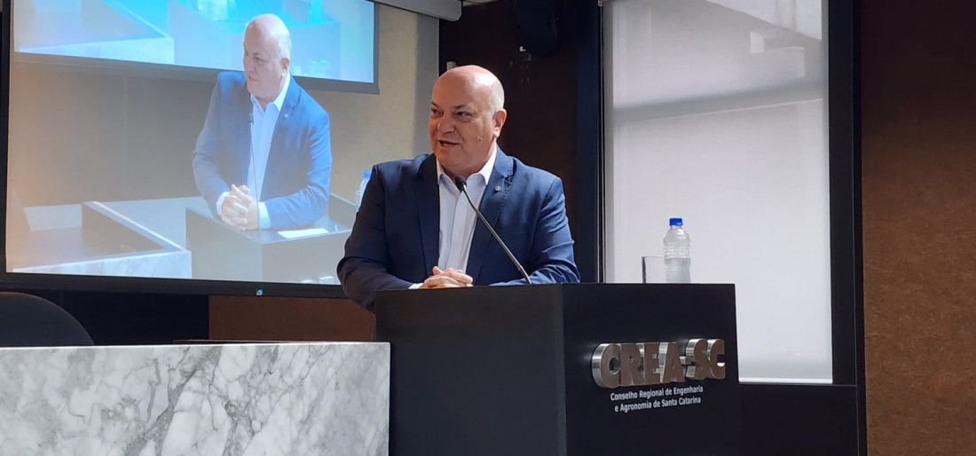 Kita Xavier, presidente do CREA/SC, palestrando durante o 10º Seminário de Meio Ambiente do CREA/SC