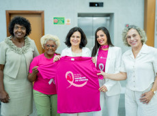  A deputada federal Ana Paula Lima (PT-SC), titular da Comissão de Saúde (última à direita), destacou lançamento do Protocolo Clínico e Diretrizes Terapêuticas