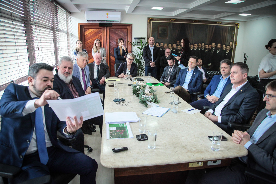 Deputados da Bancada do Oeste se reuniram com representantes do governo do Estado para discutir a implantação da internet nas áreas rurais e o pagamento da dívida da Celesc com produtores independentes de energia