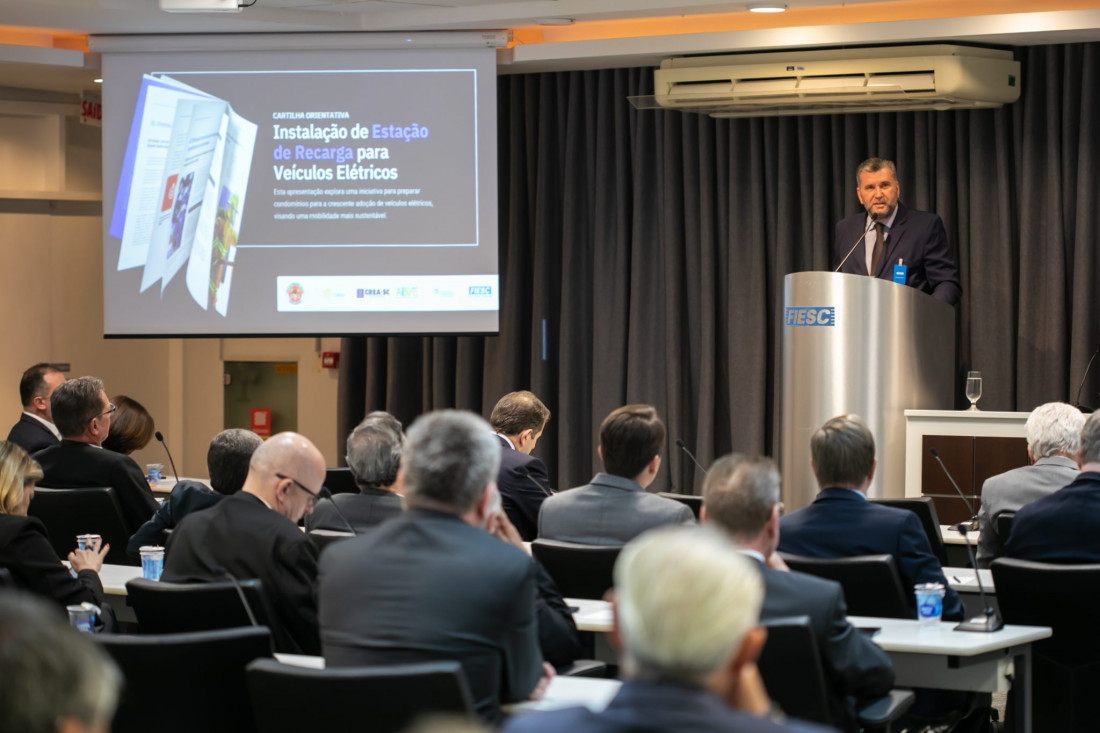 Cartilha é apresentada na reunião de diretoria da FIESC pela CDIC