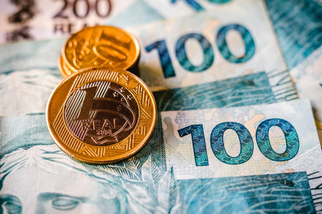 A escolha da Contribuição Social sobre o Lucro Líquido (CSLL) exclui estados e municípios da redistribuição de recursos, enfraquecendo o pacto federativo