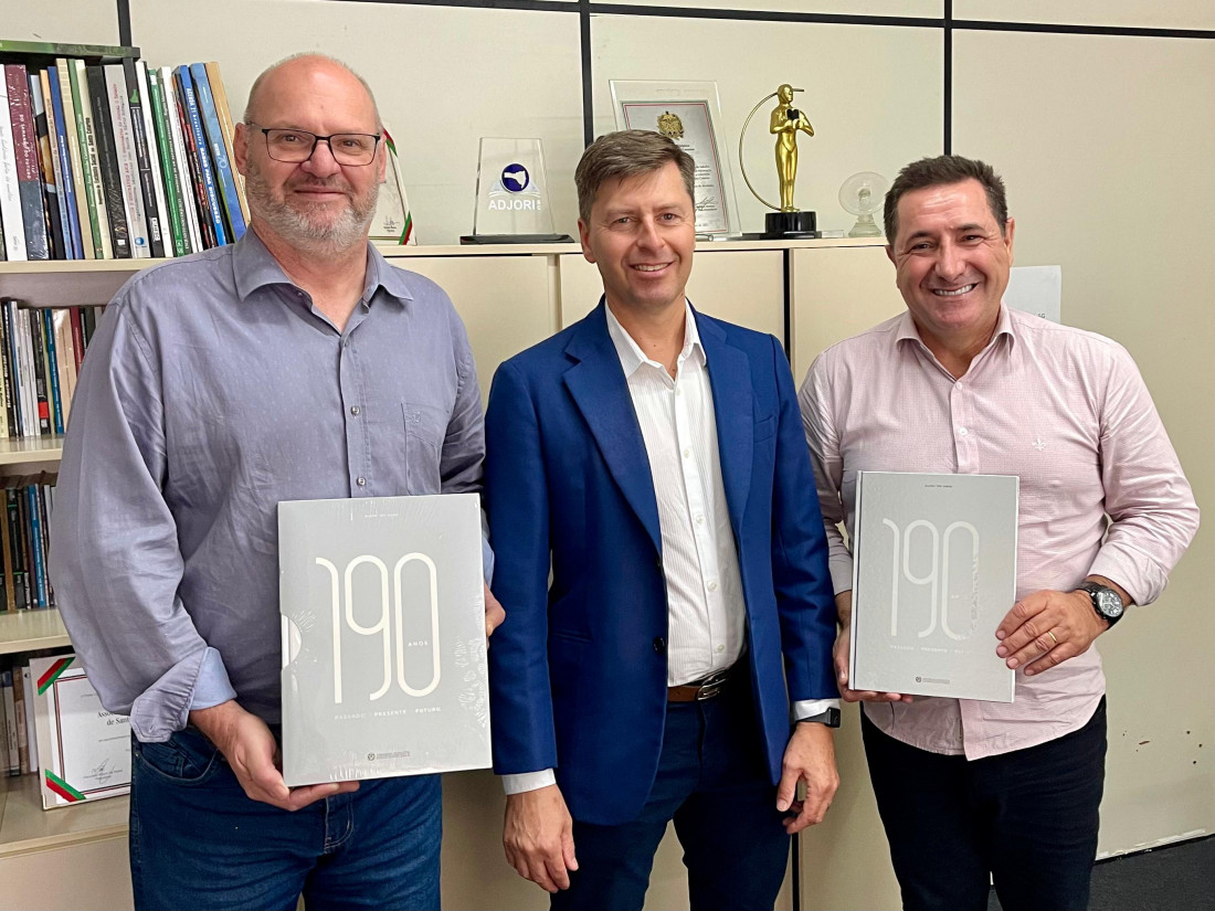 Hélio Westphal, vice-presidente eleito da Adjori/SC; Marcos André De Siqueira, diretor executivo da Share MKT, e o presidente reeleito da Adjori/SC, José Roberto Deschamps