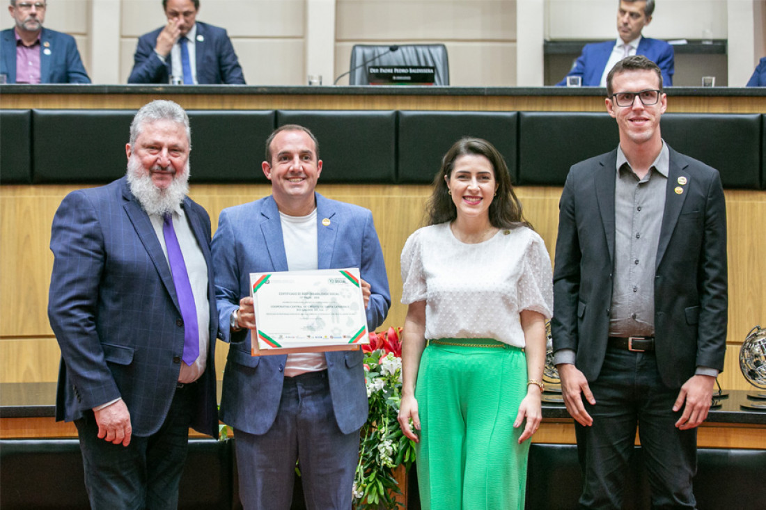 O Certificado foi entregue no dia 2 de dezembro, na ALESC, pelo deputado estadual Padre Pedro Baldissera (PT) ao Sicoob Central