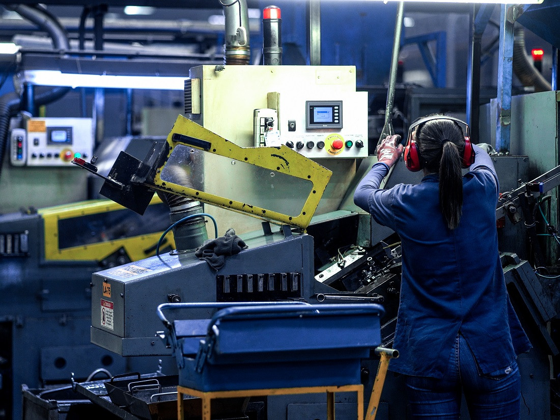 A indústria de Santa Catarina apresentou um crescimento robusto de 12,2% em outubro em comparação com o mesmo período do ano anterior, impulsionada por setores como fabricação de máquinas e equipamentos