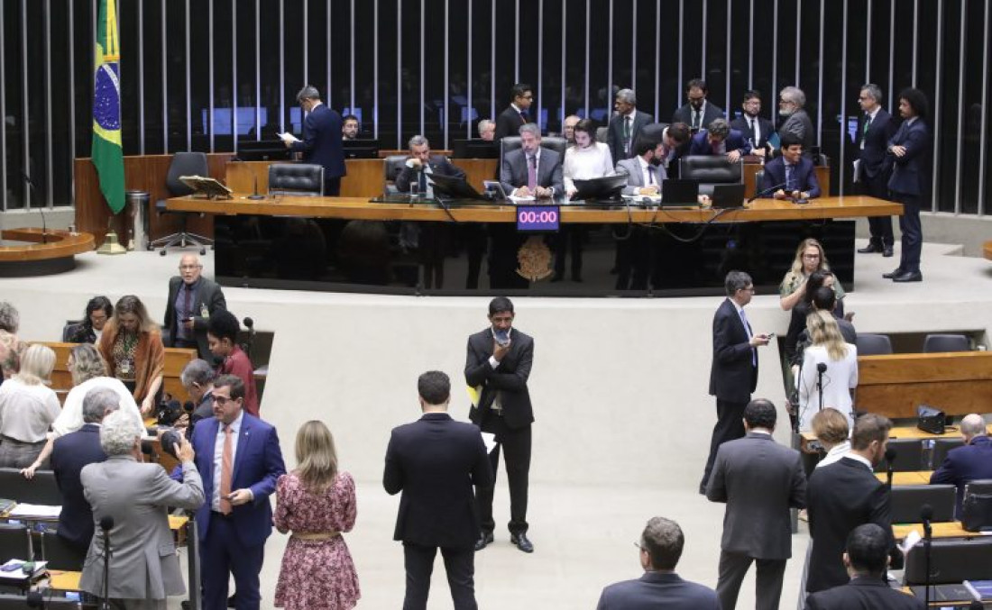 Deputados na sessão do Plenário de segunda-feira, 16/12

