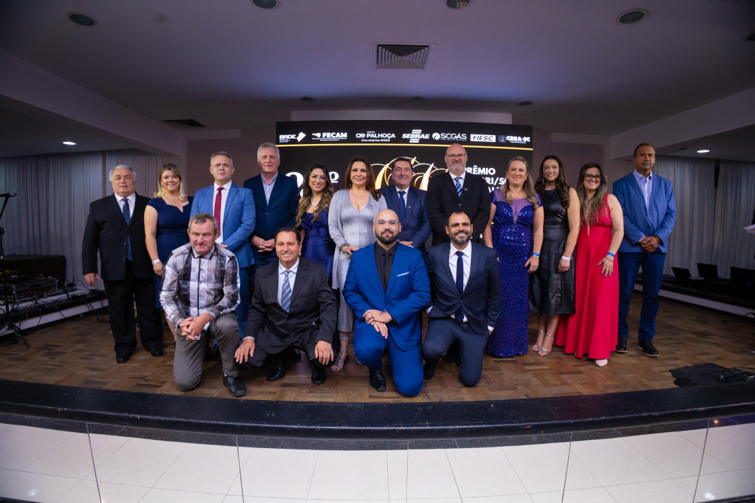 Diretoria celebra eleição na noite de entrega de troféus do Prêmio Adjori/SC de Jornalismo  