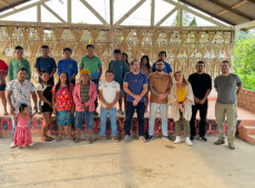 Profissionais do Ideas e indígenas da aldeia Munduruku, no distrito do Rio Tapajós