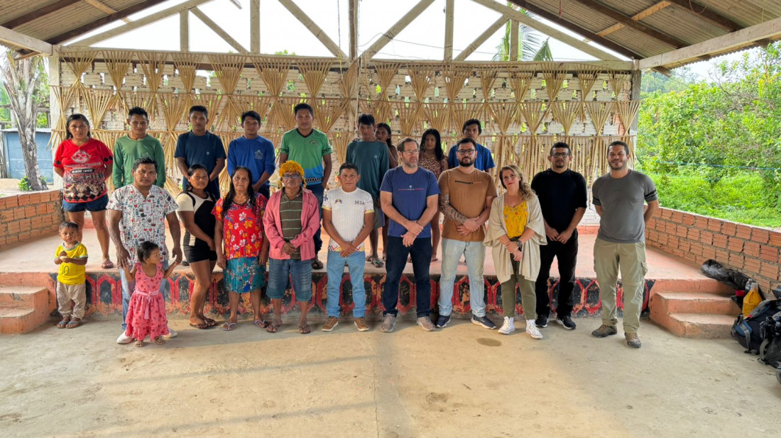 Profissionais do Ideas e indígenas da aldeia Munduruku, no distrito do Rio Tapajós