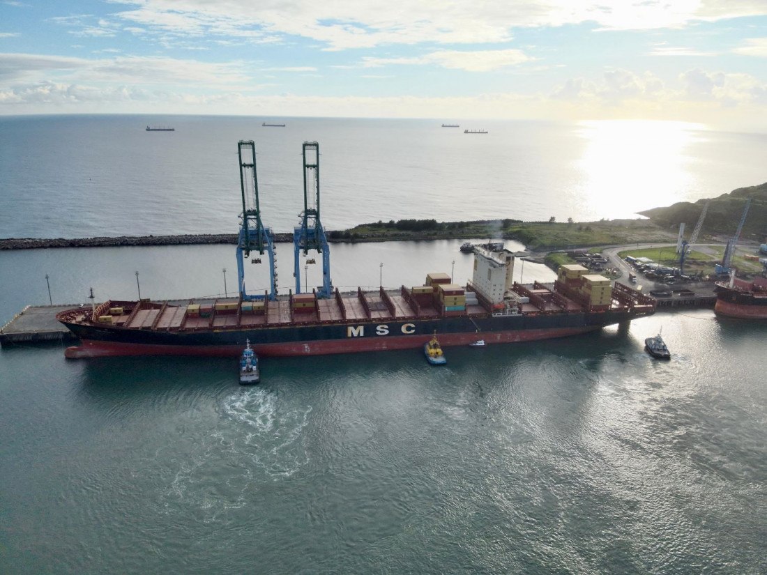 Sob bandeira Liberiana, o MSC VILDA X tem 42,8 metros de largura (boca) e é capaz de transportar em torno de 9.600 contêineres de 20 pés (TEU). 