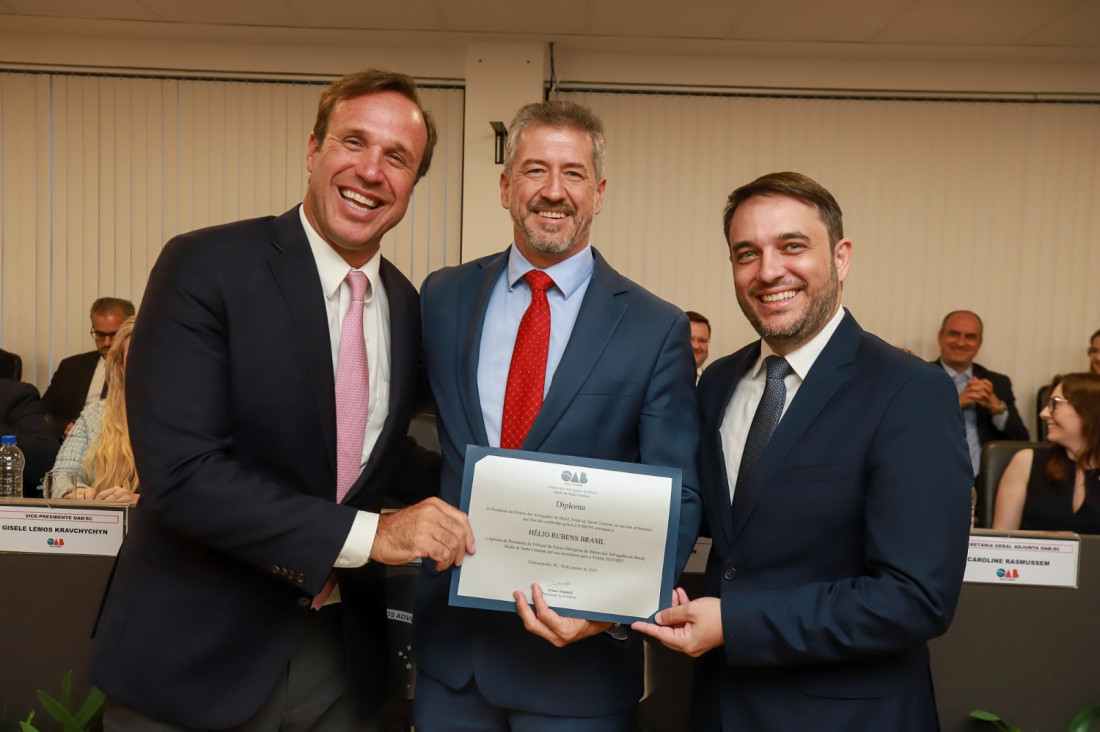  Rafael Horn, presidente interino da OAB nacional; Hélio Brasil; e Juliano Mandelli, presidente da OAB-SC