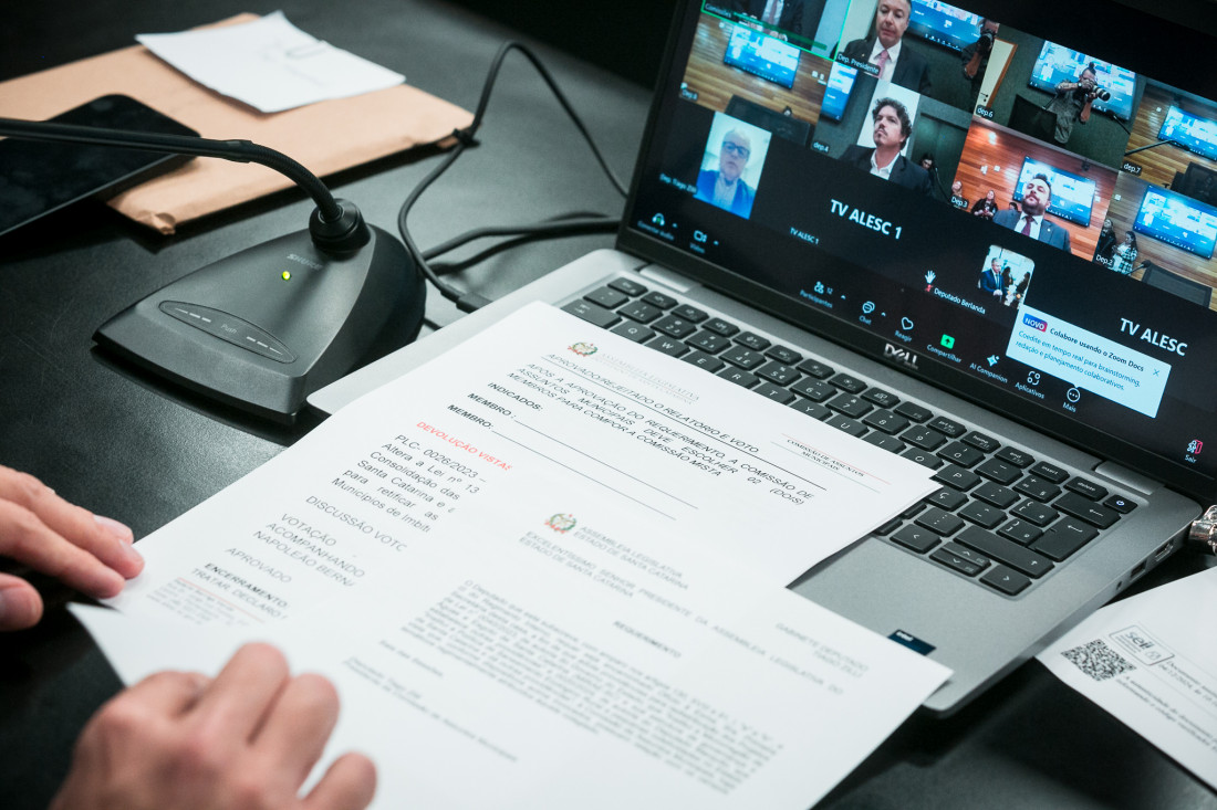 Os primeiros sete Projetos de Lei foram apresentados na Assembleia Legislativa de Santa Catarina após o recesso, abrangendo temas como direitos dos idosos, inclusão de palmito juçara na merenda escolar, bibliotecas digitais e hortas comunitárias urbanas.