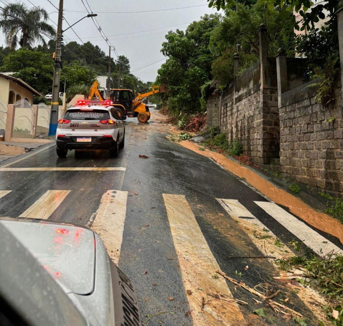 A Secretaria de Infraestrutura e Mobilidade (SIE), a Polícia Militar (PMSC) e a Defesa Civil estão trabalhando em conjunto para atender as rodovias estaduais afetadas pelas fortes chuvas em Santa Catarina