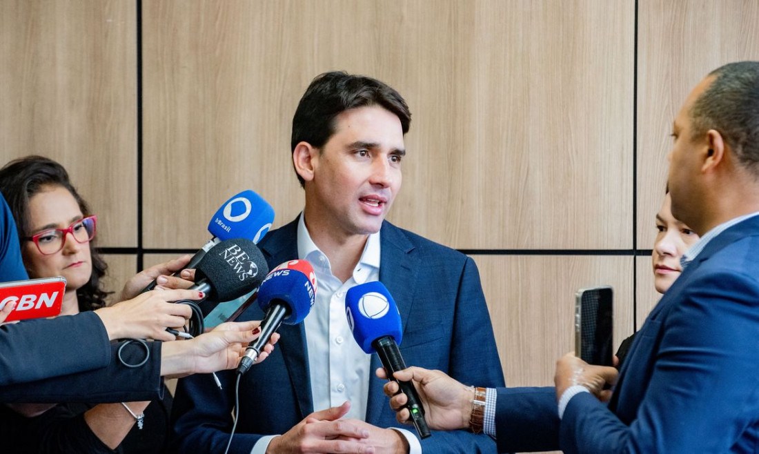 Passagens aéreas não devem subir após fusão de empresas, diz ministro 