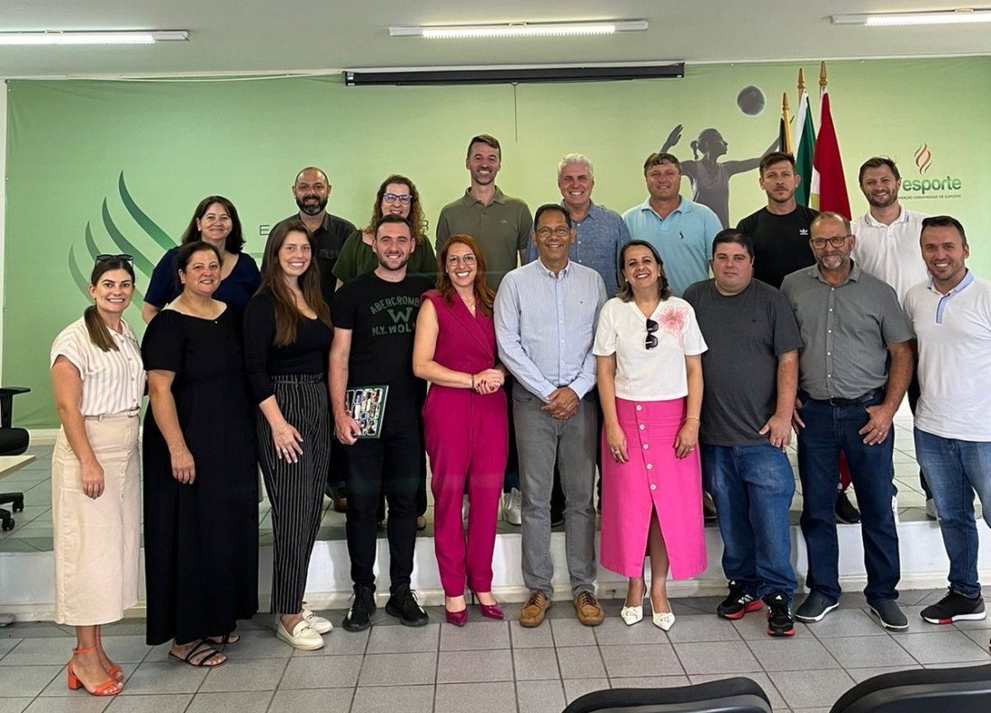 Representantes de municípios catarinenses participam da entrega de materiais esportivos na sede da Fesporte nesta sexta-feira (24)