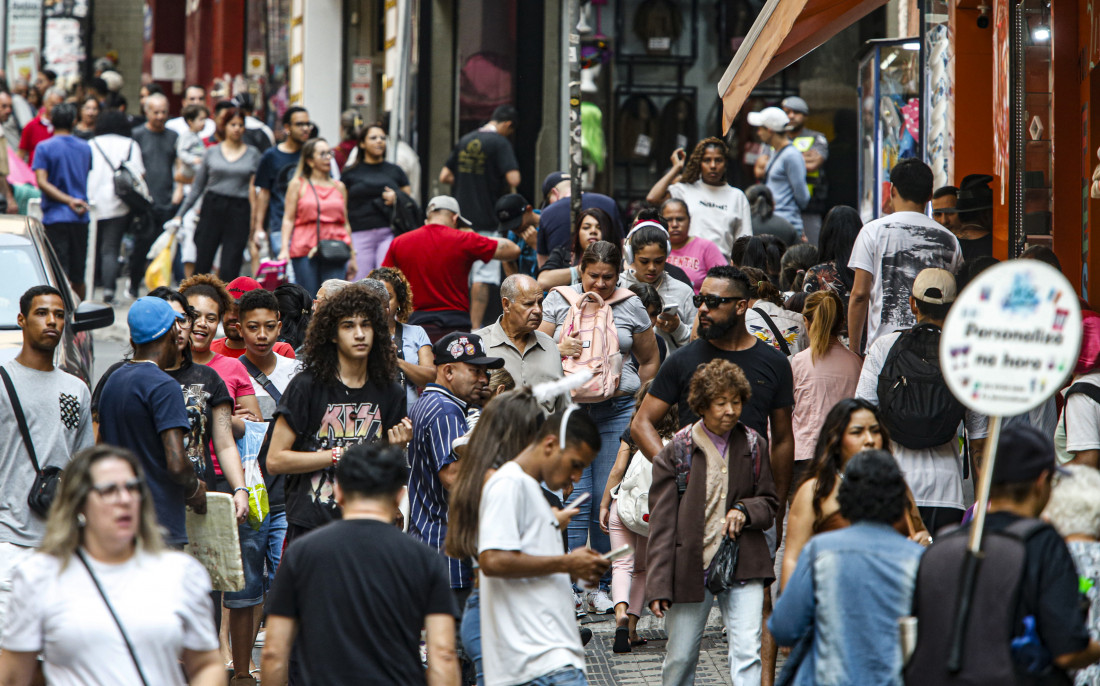 São Paulo (SP) 03/09/2024 Movimento no comércio de São Paulo na rua 25 de Março, após o anúncio  do aumento do PIB. Foto: Paulo Pinto/Agência Brasil
