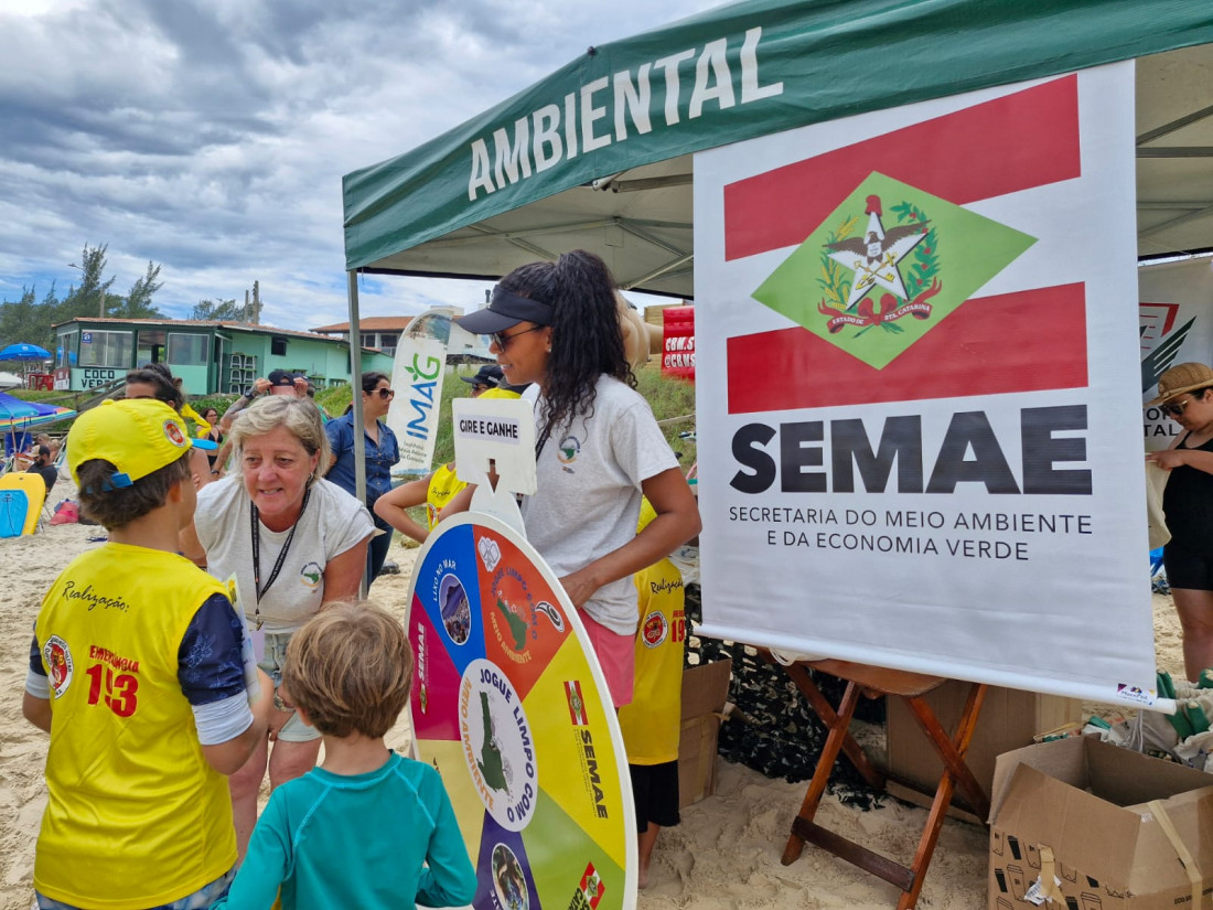 O Programa Jogue Limpo com o Meio Ambiente, da Secretaria de Estado do Meio Ambiente e Economia Verde (Semae), realiza ações para conscientizar a população sobre a importância da redução do lixo nos oceanos. As atividades incluem atividades educativas, distribuição de brindes ecológicos e parcerias com órgãos de segurança