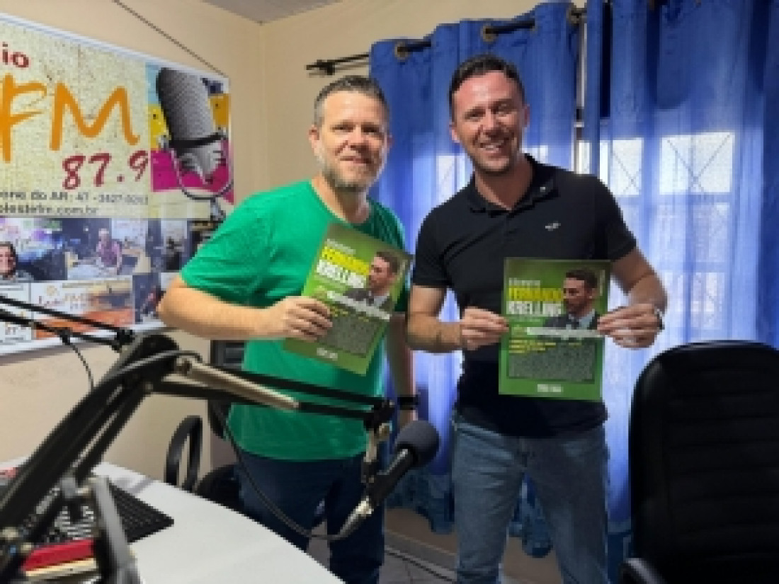 O deputado participou do programa Papo com a Comunidade, apresentado pelo comunicador Jefferson dos Santos, da Rádio Leste de Joinville