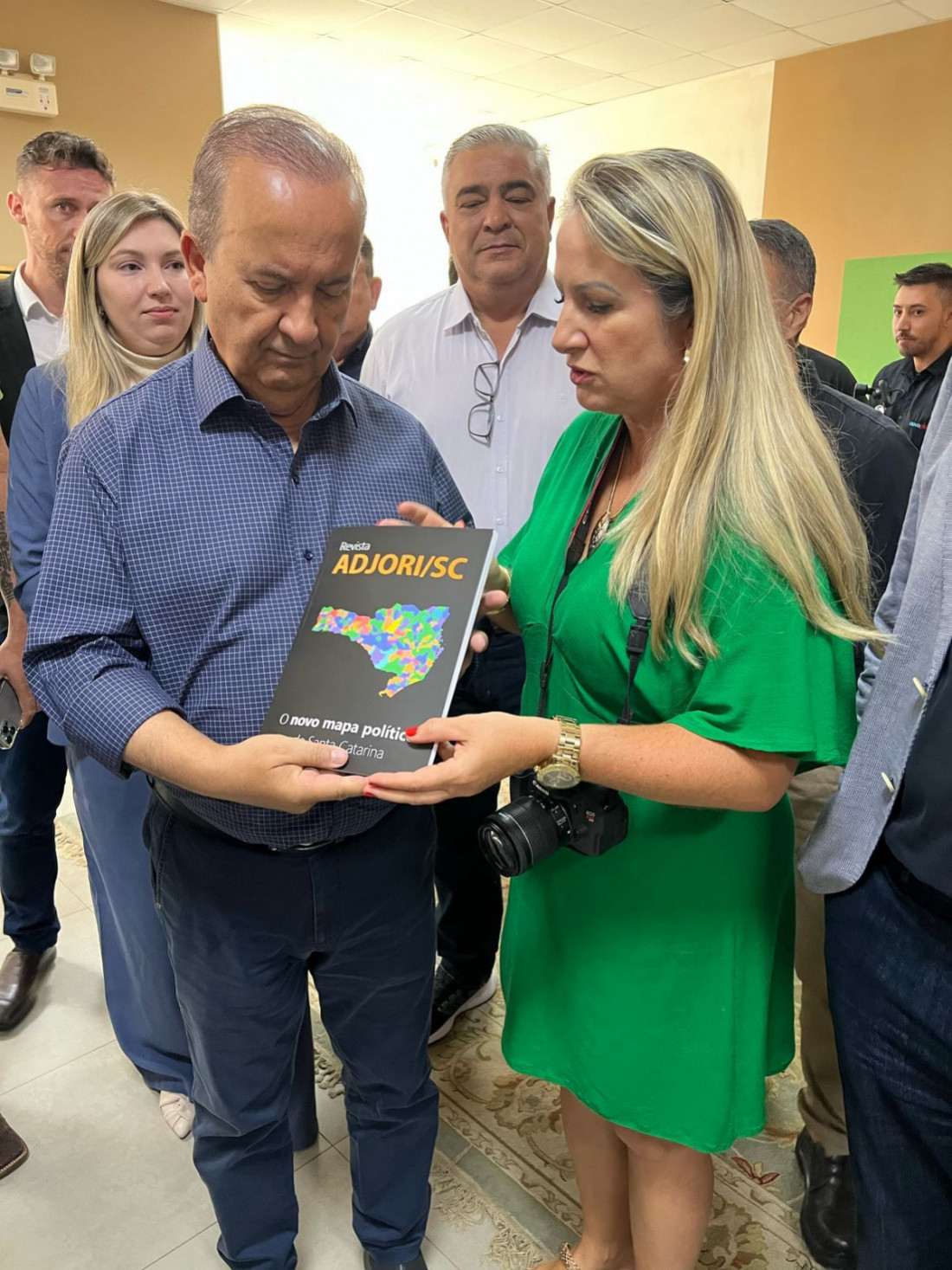 Governador Jorginho Mello e Elisângela Schulka, proprietária do jornal Diário de Riomafra, publicação associada da Adjori/SC
