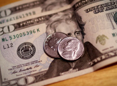Dólar cai para R$ 5,68 e fecha no menor valor em quatro meses