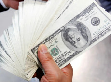 Dólar cai para R$ 5,70 com dados fracos dos EUA e ata do Copom
