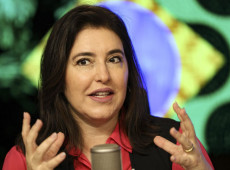 Verbas para Bolsa Família e Pé-de-Meia estão garantidas, diz ministra
