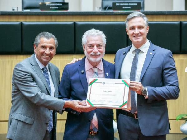 O empresário Miguel Abuhab, entre os deputados Julio Garcia e Matheus Cadorin, recebe o Título de Cidadão Catarinense
