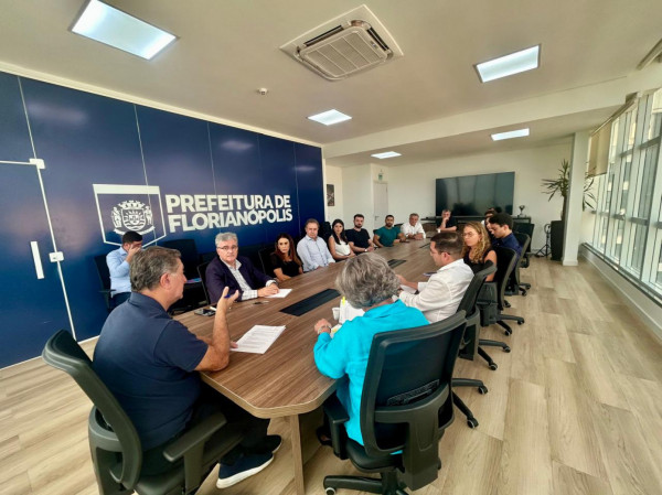 Reunião contou com a presença da diretoria da entidade e secretários municipais