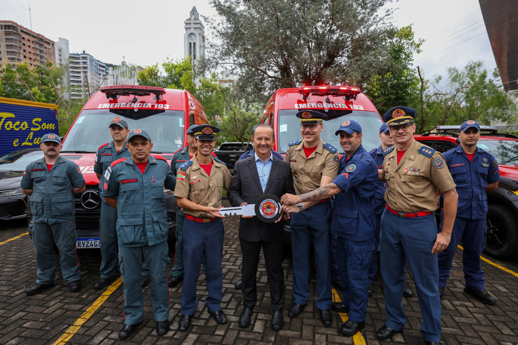 A solenidade, no Teatro Alfredo Sigwalt, reuniu os 12 prefeitos que compõem a Associação dos Municípios do Meio-Oeste Catarinense (Ammoc)