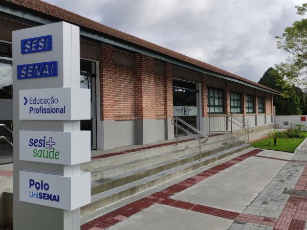 SENAI Pomerode fica na Avenida 21 de Janeiro, 712, Centro; tem 4,6 mil metros quadrados